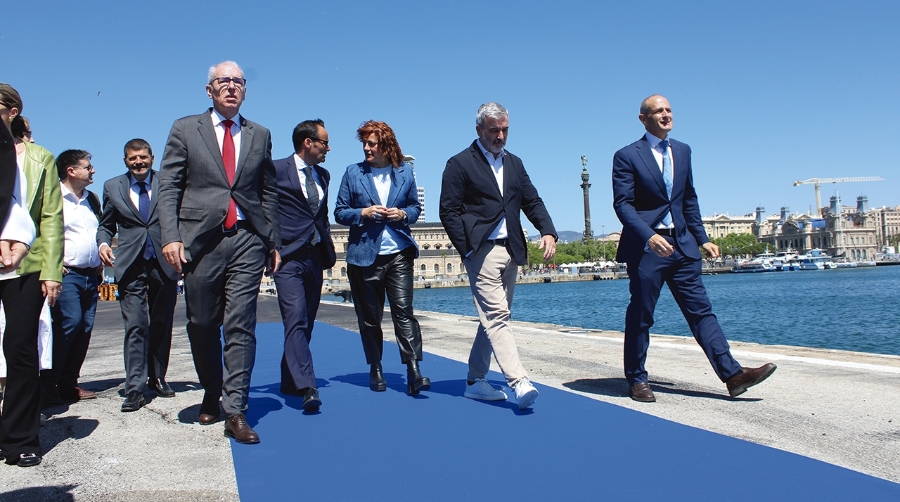 El presidente de Port de Barcelona y el alcalde de Barcelona, Jaume Collboni, paseando por el Moll Barcelona. Foto: J.M.