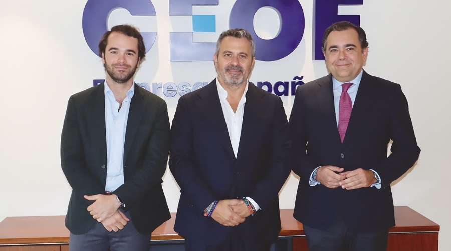 El acto de incorporación contó con la participación de Borja Echegaray, jefe del Área de Empresas de CEOE (derecha), y, por parte de Altair, Antonio Méndez Nombela, CEO y socio (centro), y Pablo Arauzo Scandella, responsable de Relaciones Institucionales, izquierda.