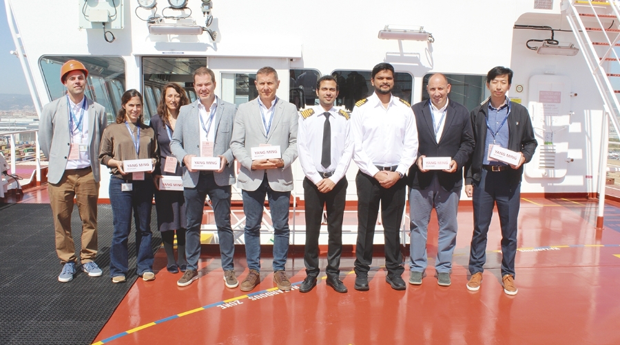 Carlos Mestre, Chairman de Yang Ming en Barcelona (cuarto por la izquierda); Jorge Moreno, director Comercial de Hutchison Ports BEST (quinto por la izquierda); Pravesh Jauhar, capitán del “YM Willpower” (sexto por la iquierda); y Carles Mayol, jefe de la División de Contenedores de Port de Barcelona (segundo por la derecha), junto con otros representantes de Yang Ming, Port de Barcelona y BEST. Foto M.V.