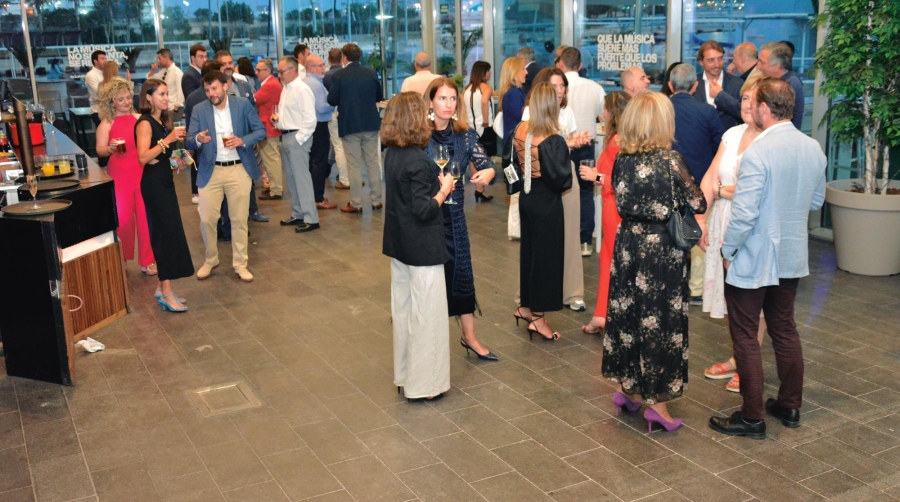 Más de 60 profesionales del sector logístico acudieron el pasado jueves al tradicional encuentro de verano de Propeller Valencia. Foto R. T.
