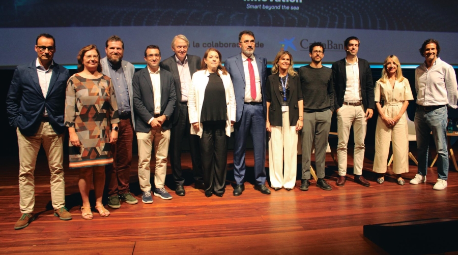 El presidente de la Autoridad Portuaria de Barcelona, Lluís Salvadó (en el centro de la imagen), junto a otros representantes de la Fundación BCN Port Innovation, Port de Barcelona y ponentes de la jornada. Foto M.V.