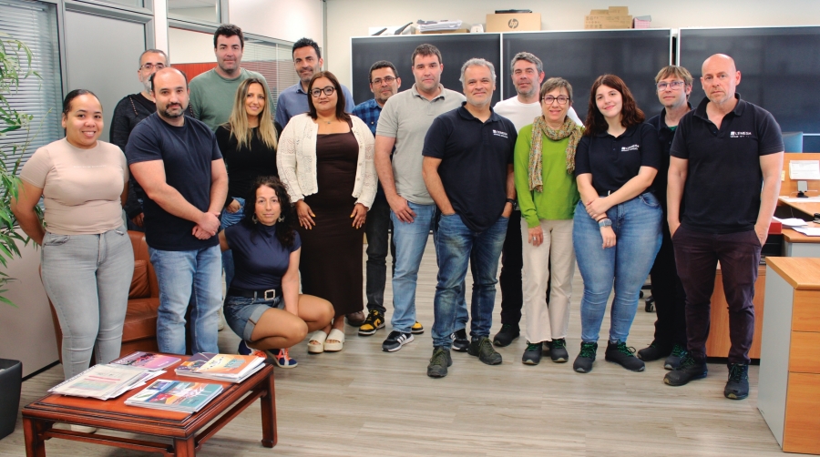 Francisco Quesada (sexto por la derecha), director de Operaciones; y Cristian Cabestany (séptimo por la derecha), director Financiero de Cemesa, junto a parte del equipo de la compañía en sus oficinas de Barcelona. Foto M.V.