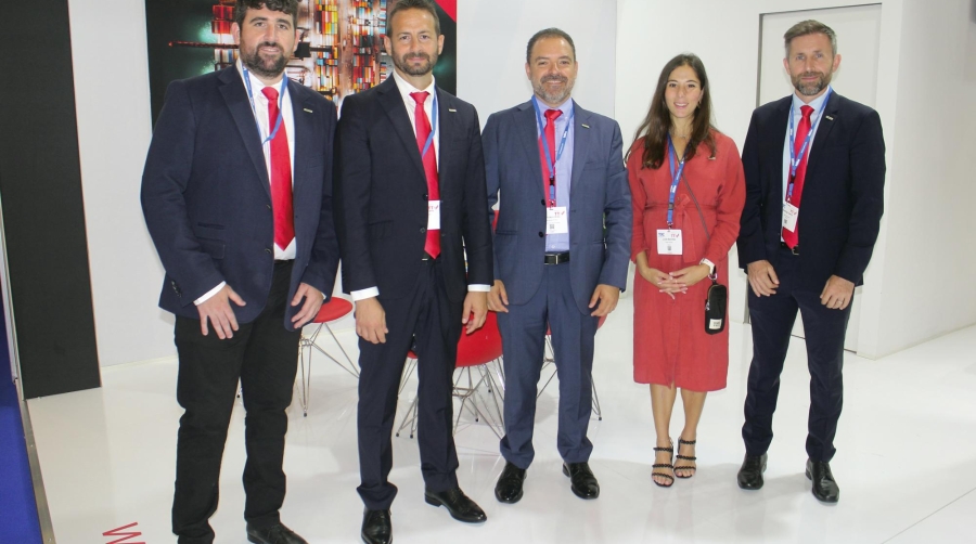 Desde la izquierda: Alejandro Martínez, Techical Manager de TMEIC Port Technologies; Ignacio Navarro, operations Manager; Francisco Grau, CEO; Lucía Sánchez, Proposal Engineer; Rodrigo Garro, Sales Manager. Foto J.P.