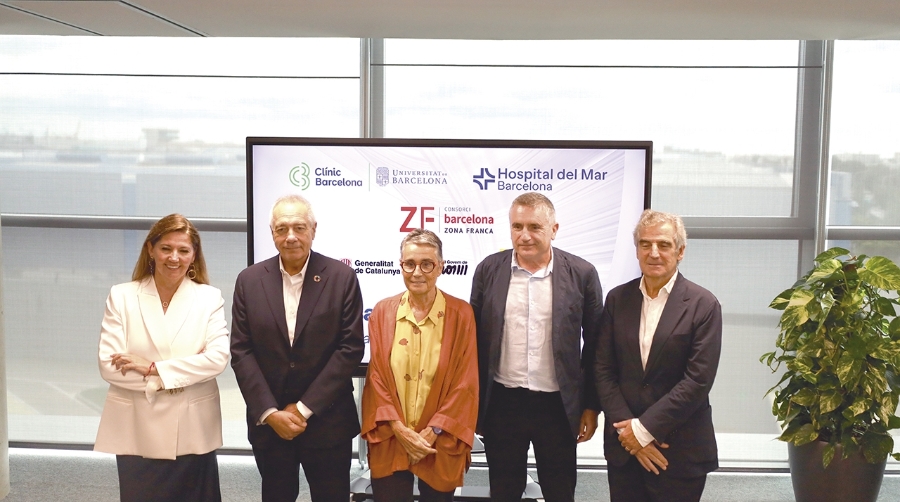 Blanca Sorigué, directora general del Consorci de la Zona Franca de Barcelona; Pere Navarro, delegado especial del Estado en el CZFB; Olga Pané, Consellera de Salut de la Generalitat de Catalunya; Jaume Raventós, director gerente del Hospital del Mar; Josep M. Campistol. Director general del Hospital Clínic. Foto: J. M.