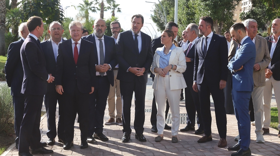 Óscar Puente visita el paseo marítimo de Palma tras su remodelación