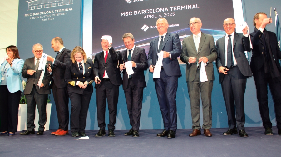 José Antonio Santano, secretario general de Transportes (sexto por la izquierda), Pierfrancesco Vago, presidente ejecutivo de la División de Cruceros del Grupo MSC (cuarto por la derecha); y José Alberto Carbonell, presidente de Port de Barcelona (tercero por la derecha); junto a otros representantes de MSC Cruceros, la Generalitat y el Gobierno, durante el corte de cinta para inaugurar la nueva terminal. Foto M.V.