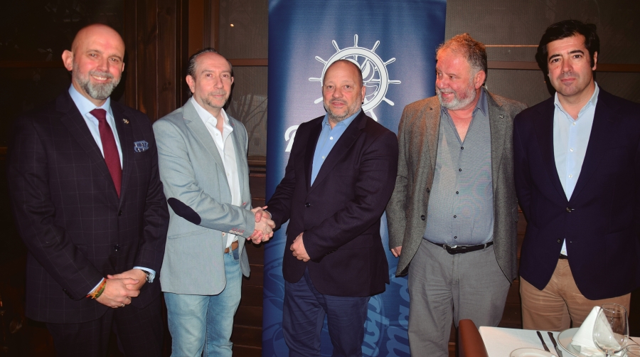 Julio Menor, presidente de Propeller Madrid (izquierda), y Juan Manuel Martínez Mourín, presidente de la AET (derecha), tras sellar el acuerdo, flanqueados por José Bleda, secretario de Propeller Madrid, Iñaki Echeverría, tesorero, y José Mazarrasa (vocal). Foto M.J.