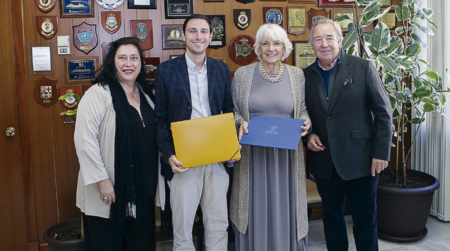 Momento de la entrega de las imágenes.