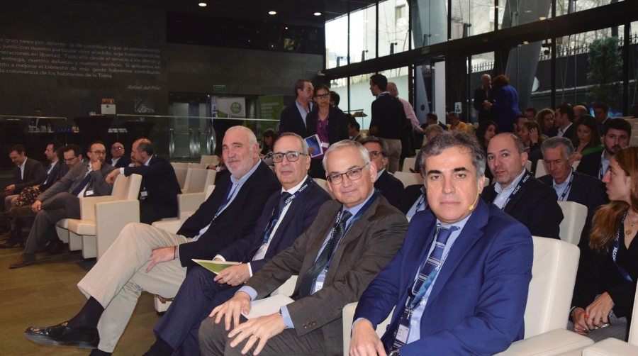 De derecha a izquierda, Miguel Marín, sales &amp; marketing manager COSCO Shipping Ports Spain Terminals; José Vicente Boira, comisionado del Corredor Mediterráneo; Luis Vicente Moreno Espí, director ejecutivo de Servicios Logísticos de Adif; y Antonio Aguilar, subdirector para la Promoción del Transporte de Mercancías, ayer al inicio de la jornada organizada por AECOC. Foto M.C.