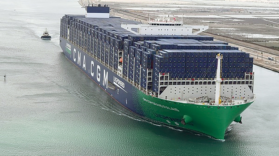 El buque “CMA CGM Grand Palais” navegando por el Canal de Suez.