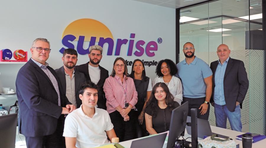 Wences Vergés (primero por la izquierda) junto a su equipo en las nuevas oficinas de Sunrise, un equipo joven pero con experiencia en el sector. Foto: J. M.