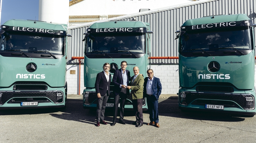 Momento de la entrega de las nuevas unidades.