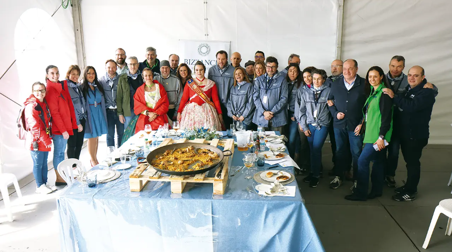 Miembros de los Jurados y de la Organización junto a representantes de las comisiones falleras, y de una de las paellas presentadas al concurso el pasado año.
