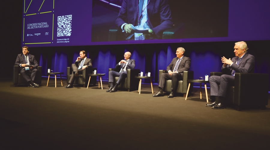 Martín Fernández, presidente de Autoridad Portuaria de A Coruña; Antonio Bordils, CEO de Boluda Corporación Marítima y vicepresidente de ANARE; Francisco Peleteiro, secretario general de la Asociación Española de Empresas de Amarre (AEEA); Antonio Sabor, vicepresidente del Colegio Oficial Nacional de Prácticos de Puerto; y José Luis Romero, secretario general de la Asociación Nacional de Empresas Estibadoras (ANESCO). Foto R. T.