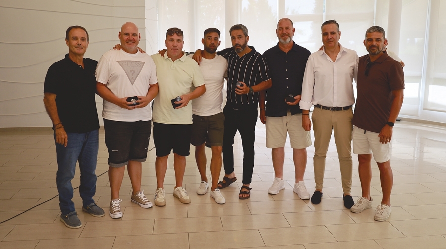 El CPE Castellón homenajea a los estibadores que celebran sus 25 años en la estiba