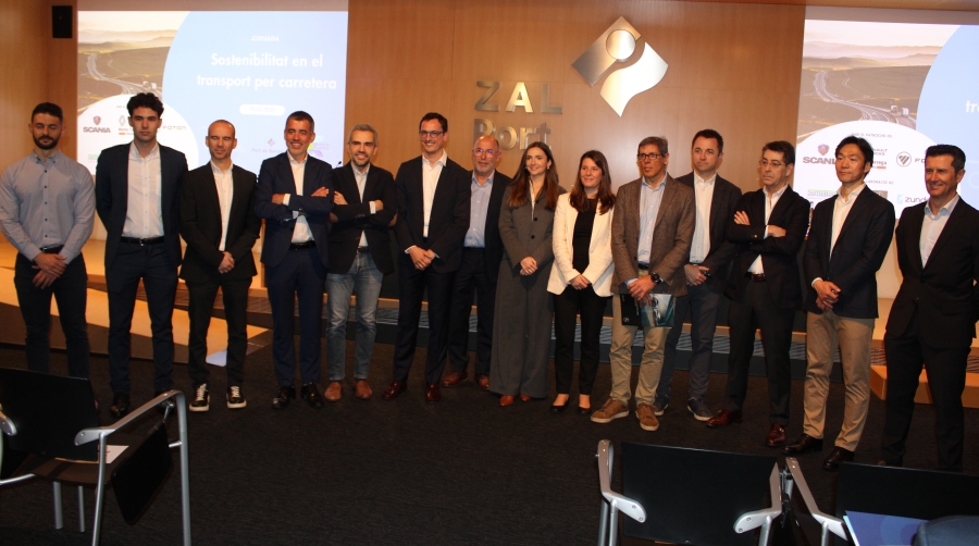 Ponentes y patrocinadores de la jornada “Sostenibilidad en el transporte por carretera”. Foto M.V.