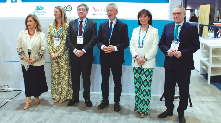 El presidente de Suncruise Andalucía, Rafael Carmona (tercero por la izquierda) y el presidente de la AP de Motril, José García Fuentes (tercero por la derecha), junto a Elvira Marcos, (segunda por izquierda), consejera de Turismo de España en Miami y otros representantes de Puertos del Estado y el Gobierno de Andalucía. Foto M.V.