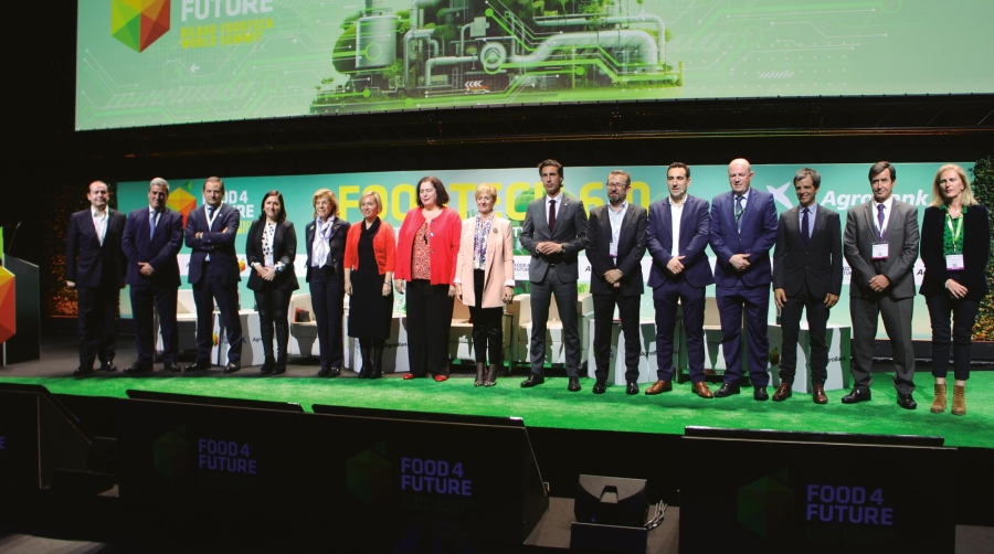 El acto de inauguración contó con la presencia de María Naranjo, directora de Industria Alimentaria del ICEX (5ª izq.); Ainara Basurko, diputada foral de Promoción Económica de Bizkaia (6ª izq.); Arantxa Tapia, consejera de Desarrollo Económico, Sostenibilidad y Medio Ambiente del Gobierno Vasco (centro); Begoña García, secretaria de Estado de Agricultura y Alimentación (7ª izq.); Xabier Ochandiano, concejal de Desarrollo Económico, Comercio, Turismo y Empleo del Ayuntamiento de Bilbao (7º dcha.); Javier Dueñas, presidente de F4F-Expo Foodtech y CEO de Campofrío (6º dcha.); Sergio Fabregat, director de F4F-Expo Foodtech (5º dcha.). Foto J.P.