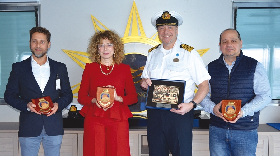 Miguel Ayora, Regional Manager de Romeu; Francesca Antonelli, Head Cruises &amp; Marketing de la Autoridad Portuaria de Valencia; el capitán del “Sun Princess”, Craig Street y Gianni Fontana, Operations Manager de Romeu y Cía. Foto J.C.P.
