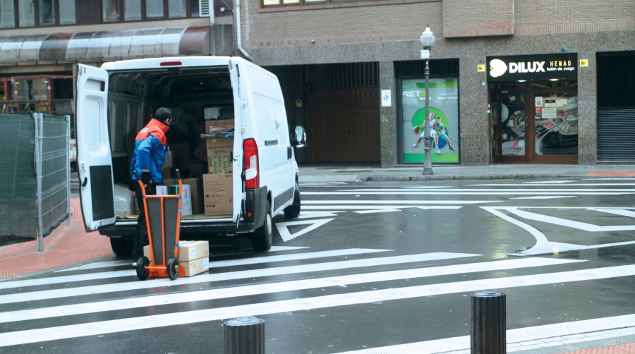 El Ayuntamiento de Bilbao busca aprovechar espacios céntricos para optimizar la logística de última milla. Foto J.P.