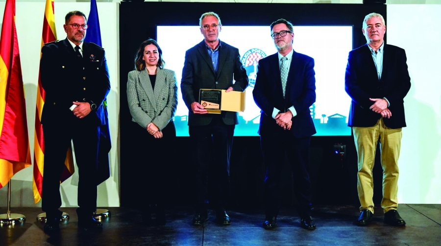 Santiago Montenegro, responsable de la Oficina Técnica de Seguridad y Protección de Port de Barcelona, recogiendo la Métopa de la Policía Portuaria de Tarragona de la mano del presidente de Port Tarragona Santiago Castellà, acompañados de otros directivos.