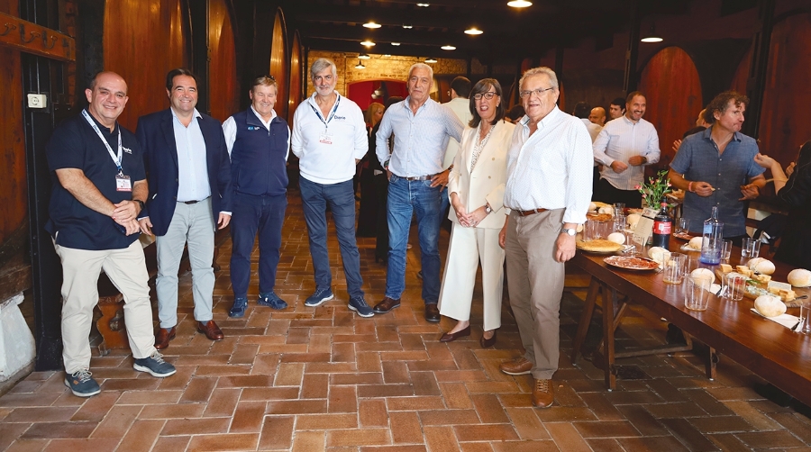 De izquierda a derecha, Fernando Vitoria, director general de Grupo Diario Editorial; Sabino Suárez, director comercial y de Operaciones de Grupo Casintra; Santiago Vázquez, presidente de Unistock; Paco Prado, director general de Grupo Diario; Pedro Corteguera, vicepresidente de ASETRA; Nieves Roqueñí, presidenta de la AP de Gijón; y Ovidio de la Roza, presidente de ASETRA. Foto H. D.