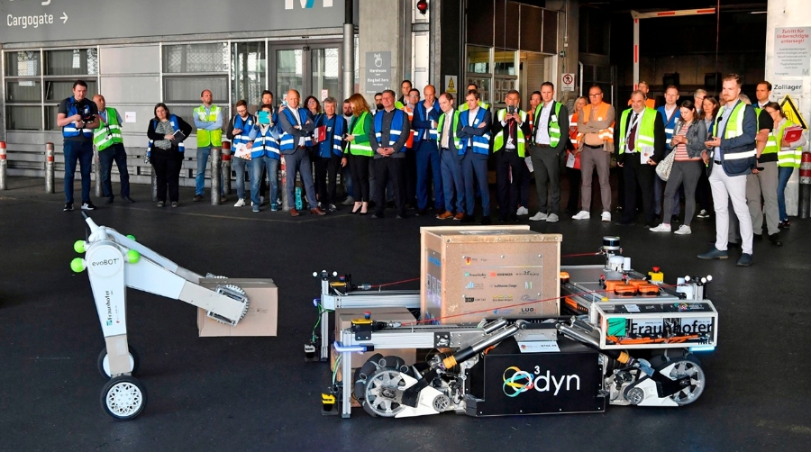 Investigadores del Instituto Fraunhofer de Flujo de Materiales y Logística IML demuestran los resultados iniciales del proyecto DTAC de IA y robots autónomos en Múnich.