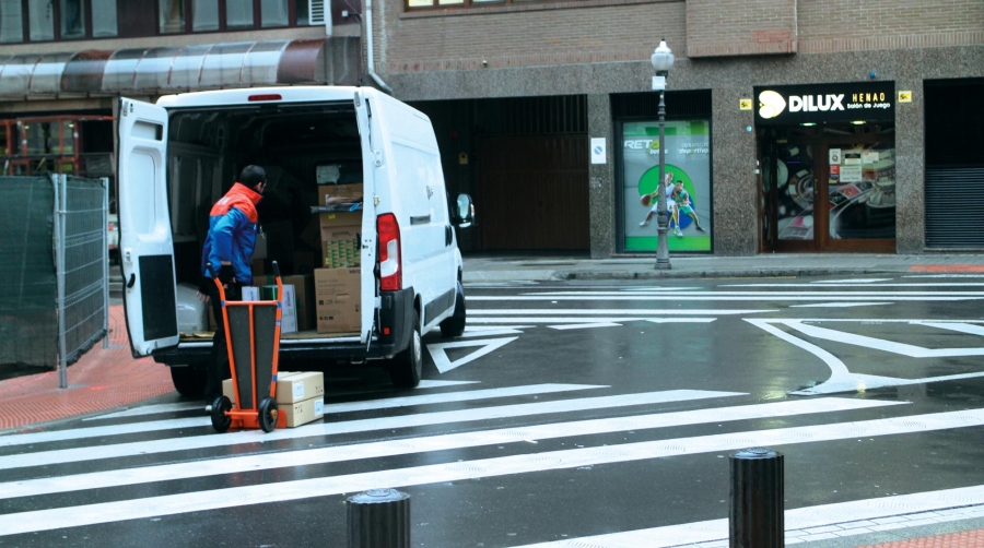 El Ayuntamiento de Bilbao ha introducido mejoras en las ordenanzas municipales para facilitar la carga y descarga. Foto J.P.