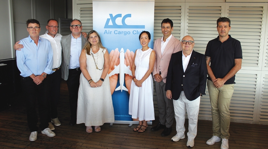 En el centro Lidan Qi, consejera delegada de Puente China acompañada de la Junta Directiva del Air Cargo Club Barcelona. Foto: J.C.S