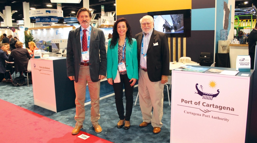 Fernando Muñoz, business development director, y Hortensia Sánchez, cruise manager, junto a Jay Lewis, de Marketscope. Foto B.C.