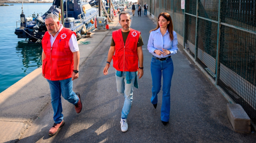 Rosario Soto visita las instalaciones de la organización con la que la Autoridad Portuaria de Almería colabora para dar atención a las personas que llegan en terribles condiciones a nuestras fronteras.