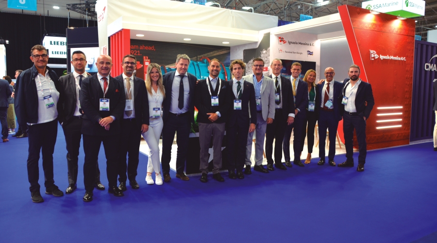 Profesionales de Ignazio Messina presentes en Breakbulk Europe 2026 encabezados por su equipo directivo. Foto J.C.P.