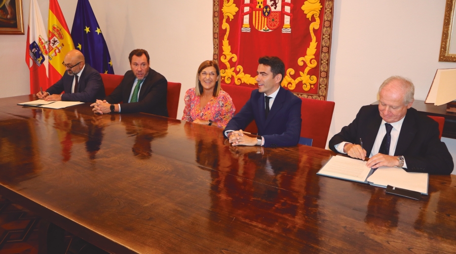 Eduardo Arasti, consejero de Industria, Empleo, Innovación y Comercio de Cantabria (derecha) y Pedro Marco de la Peña, presidente de Adif (izquierda), firman el convenio en presencia de (desde la izquierda) Óscar Puente, ministro de Transportes y Movilidad Sostenible; María José Sáenz de Buruaga, presidenta de Cantabria, y Pedro Casares, delegado del Gobierno en Cantabria. Foto J.P.