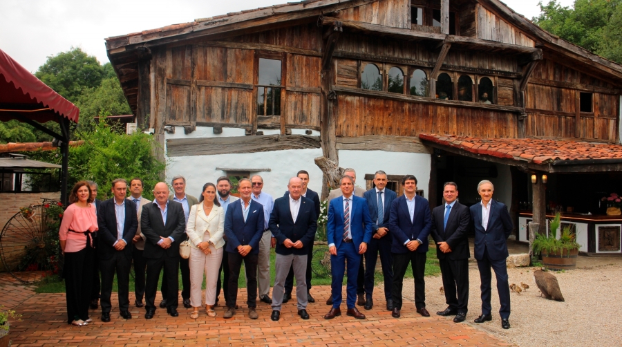 ACBE ha celebrado este miércoles su Junta General, presidida por el presidente de la Asociación, Carlos Rodríguez, y con la presencia del presidente de la AP de Bilbao, Ricardo Barkala, y de su próximo sucesor, Iván Jiménez. Foto J.P.