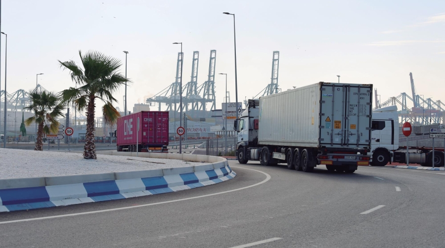 Varios camiones circulando durante la jornada de ayer en el interior del puerto de Valencia. Foto R. T.