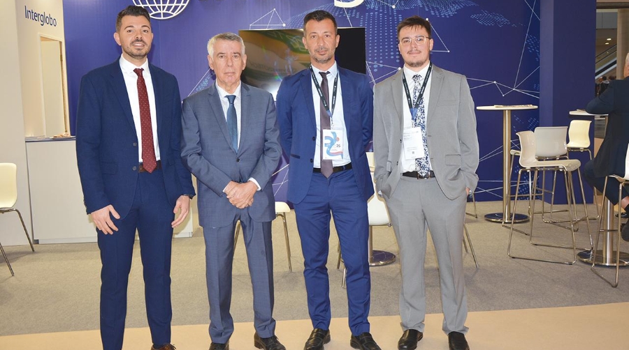 Carlos Giménez, comercial de Exportación; José Fuentes, dirección; Antonio Escorihuela, director Comercial y Federico Brasesco, comercial de Exportación de Interglobo en su stand de Cevisama. Foto J.C.P.