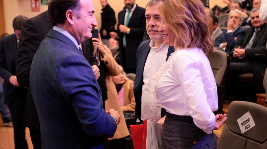 La ministra de Transportes, Raquel Sánchez, conversa con Gerardo Landaluce, presidente del Puerto de Algeciras.