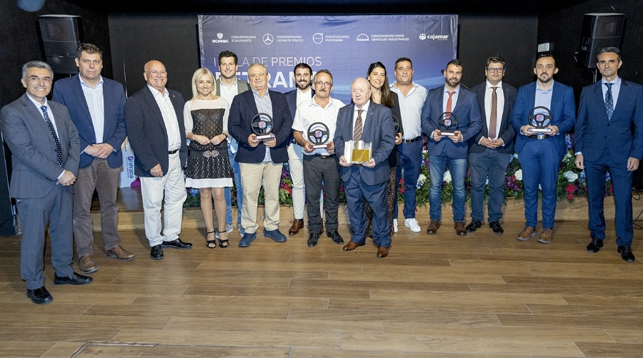 Galardonados en la primera edición de los Premios Fetrama junto a las autoridades presentes en el acto de entrega.