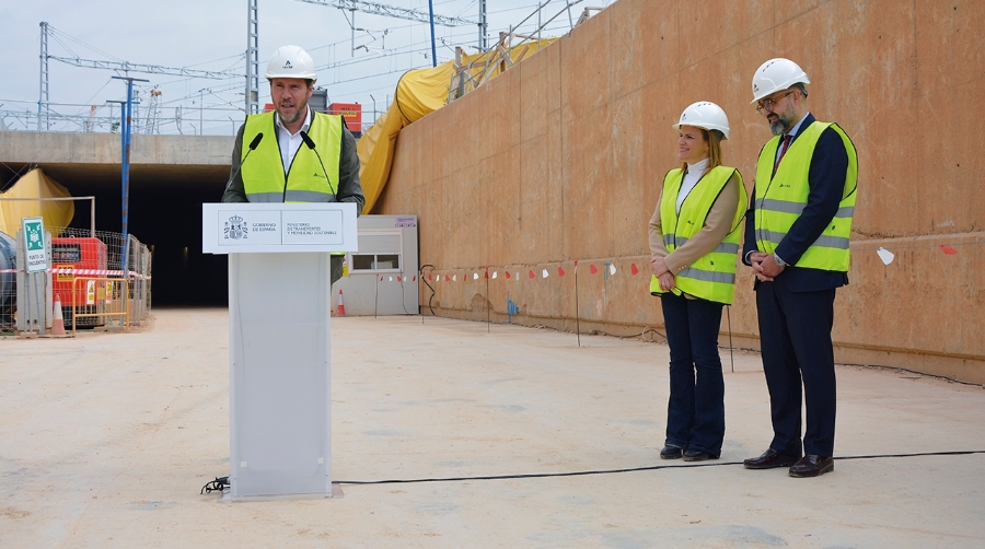 El ministro de Transportes y Movilidad Sostenible, Óscar Puente, visitó el 2 de abril las obras del nuevo canal ferroviario de acceso a Valencia.