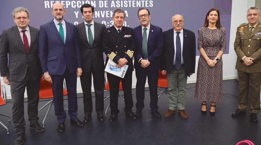 De izquierda a derecha, José Miguel Atienza, director de la Escuela de Ingenieros de Caminos de Madrid; Pedro García, director de Explotación de Puertos del Estado; José Mazarrasa, director de MSC Madrid; Abel Romero, analista principal del Ceseden; Alberto Camarero, director de la Cátedra Puertos del Estado-UPM; Samuel Furfari, profesor de Geopolítica del London Campus; Pilar Parra, directora Corporativa de Puertos del Estado; y Juan Javier Pérez Martín, director del Departamento de Organización de la Escuela de Guerra del Ejército de Tierra.