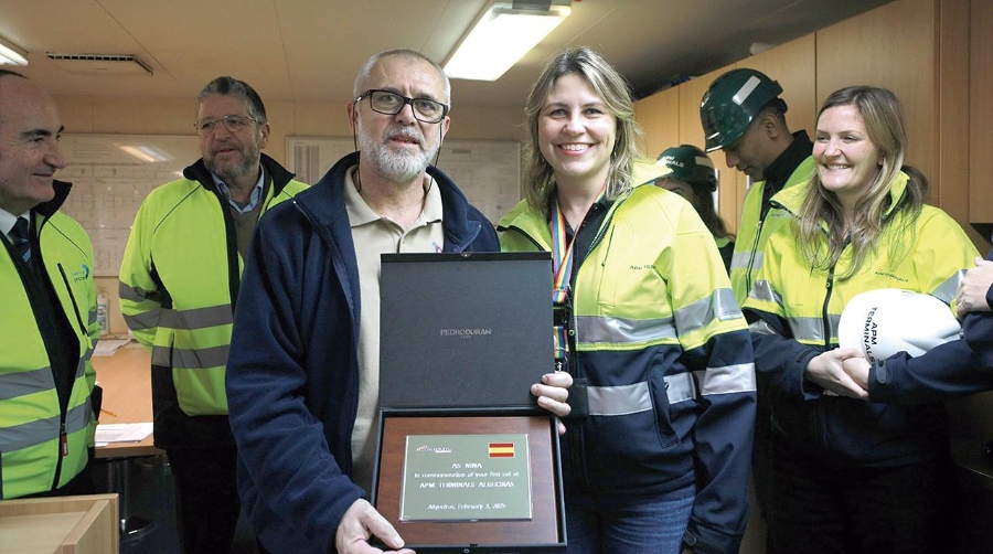 Directivos de APM Terminals y la Autoridad Portuaria de la Bahía de Algeciras entregaron una metopa al capitán del buque.