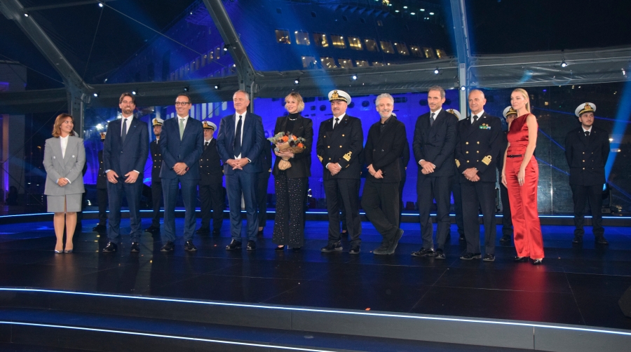 Entrega del ramo de flores a la madrina del “GNV Virgo”, Federica Pellegrini. Foto M.C.