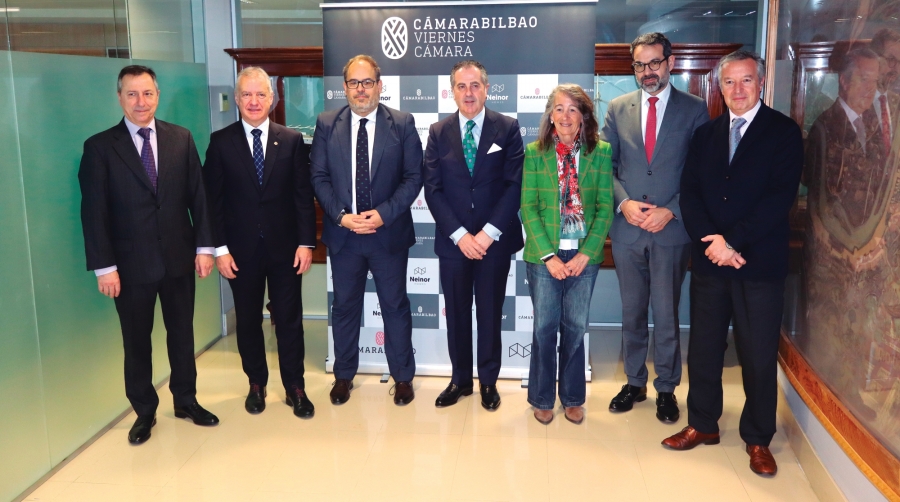 José Antonio Sebastián, comisionado del Corredor Atlántico (tercero por la izquierda), con Íñigo Urkullu, presidente de la fundación eAtlantic (Bask Atlantik) y ex-lehendakari del Gobierno Vasco (segundo por la izquierda) y otros representantes institucionales, empresariales y de la Cámara de Comercio de Bilbao. Foto J.P.