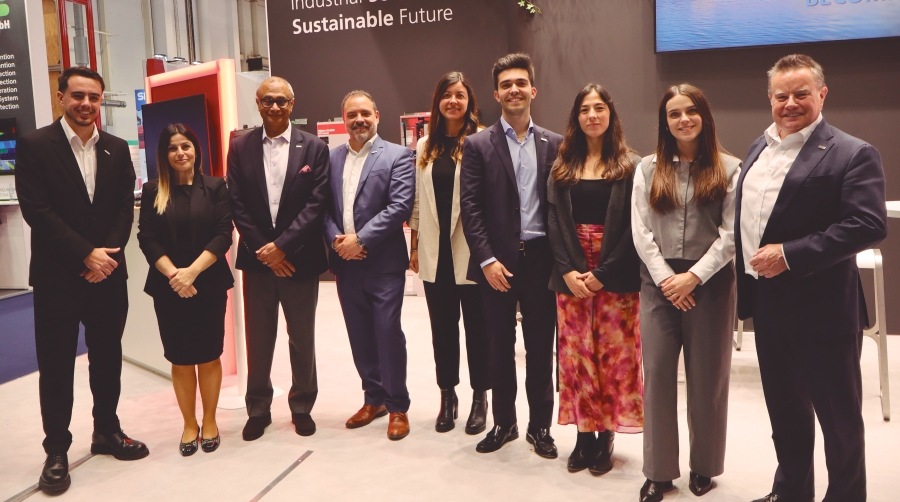 El equipo de TMEIC, con su CEO, Manmeet Bathia, y el director general de TMEIC Port Technologies, Francisco Grau, (tercero y cuarto por la izquierda, respectivamente) en su estand. Foto J.P.