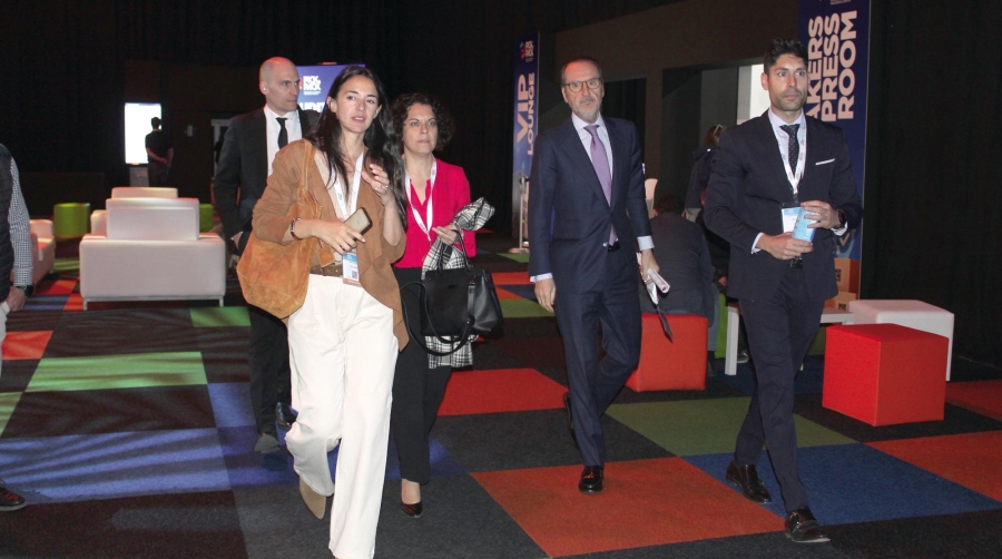 Francisco Aranda, presidente de UNO (segundo por la derecha), y la subdirectora general de Transporte Aéreo (tercera), Verónica Elvira, a su llegada ayer al congreso de UNO en el marco de la primera jornada de Pick&amp;Pack. Les acompañan el director de UNO, Rafael Aguilera, y la directora de Comunicación de UNO, Beatriz Mapelli. Foto B.C.