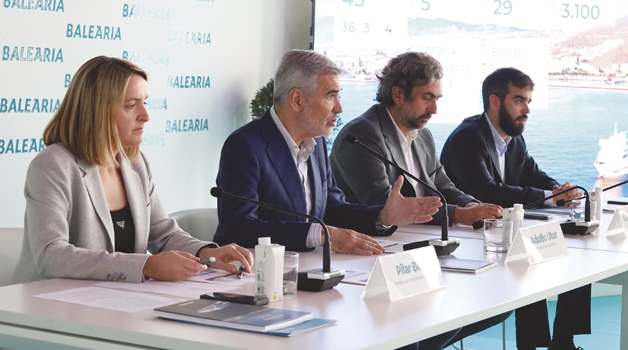 Un momento de la presentación del Informe de Sostenibilidad de 2025 de Baleària. De izquierda a derecha: Pilar Boix, directora de Comunicación de Baleària; Adolfo Utor, presidente de Baleària; Georges Bassoul, director general de la compañía; y Guillermo Utor, vicepresidente. Foto R. T.
