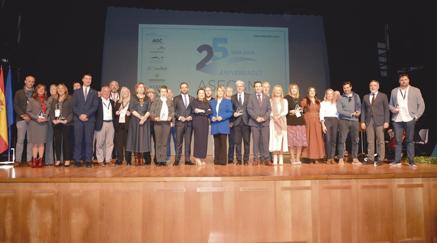 Empresas reconocidas por sus más de dos décadas en ASECAM y premiados de la edición 2024 junto a las autoridades presentes en el acto. Foto J.C.P.