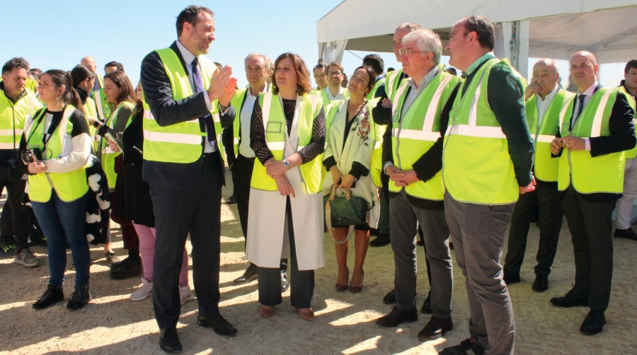 Desde la izquierda: Óscar Heras, director de GLP España; Raimundo Gonzalo, director Supply Chain y Organización de Alcampo; Patricia Franco, consejera de Economía, Empresas y Empleo del Gobierno de Castilla-La Mancha; María del Pino Villanueva, directora de Asset Management de Alcampo; José Manuel Tofiño, alcalde de Illescas; y Ricardo Martínez, director general de Eigo, esta mañana durante la colocación del primer pilar de la plataforma de casi 100.000 metros cuadrados de GLP para Alcampo en Illescas. Foto B.C.