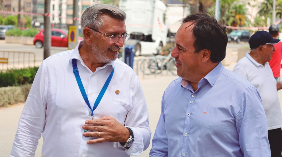 Carlos Prades, presidente de la FVET; y Juanfran Pérez Llorca, presidente de la Generalitat Valenciana, el pasado sábado durante la celebración de la festividad de San Cristóbal. Foto R. T.