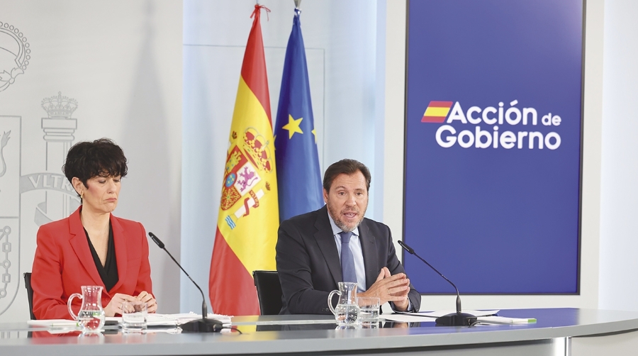 Los ministros Elma Sáiz y Óscar Puente en la rueda de prensa tras el Consejo de Ministros.